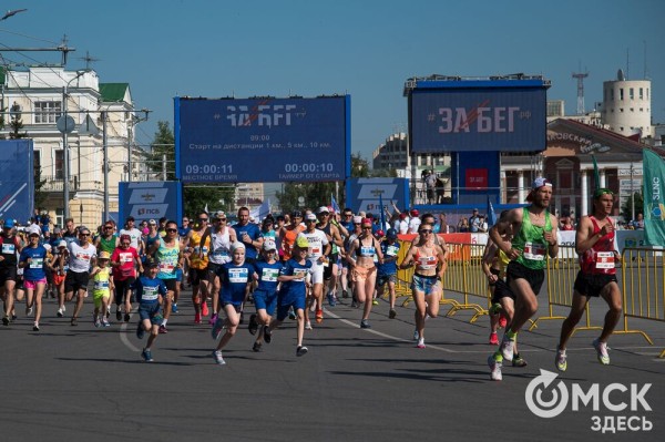 Уличные душевые, освежающие пластыри и бананы. Чем спасались от жары на "ЗаБеге"