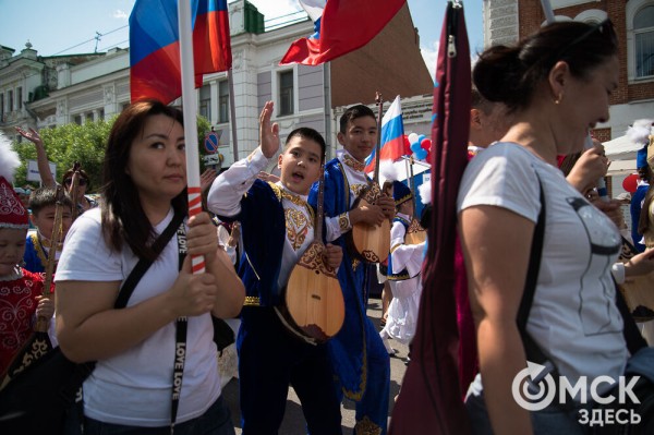 Гимн России в исполнении Дубцовой, парад национальностей и гастрономические изыски. Чем запомнится День России в Омске