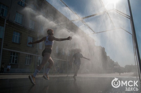 Уличные душевые, освежающие пластыри и бананы. Чем спасались от жары на "ЗаБеге"