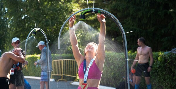 Уличные душевые, освежающие пластыри и бананы. Чем спасались от жары на "ЗаБеге"