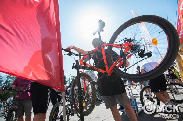 Есть рекорд! 4 тысячи велосипедистов промчались по центру Омска