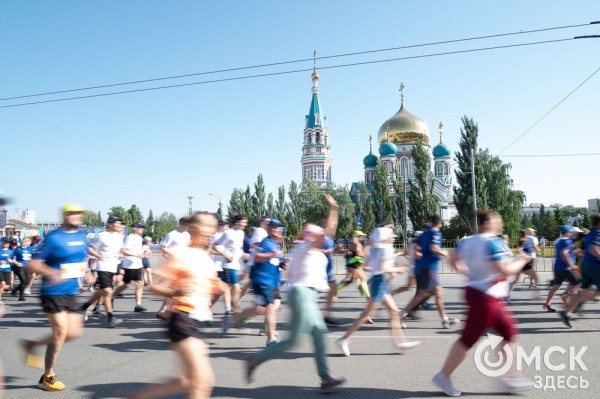 Уличные душевые, освежающие пластыри и бананы. Чем спасались от жары на "ЗаБеге"