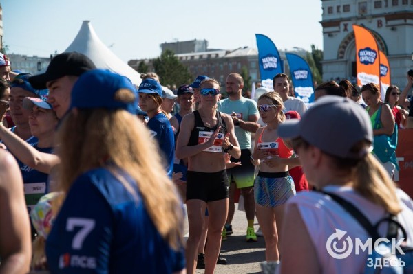 Уличные душевые, освежающие пластыри и бананы. Чем спасались от жары на "ЗаБеге"