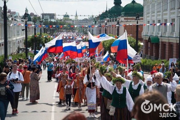 Гимн России в исполнении Дубцовой, парад национальностей и гастрономические изыски. Чем запомнится День России в Омске