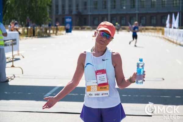 Уличные душевые, освежающие пластыри и бананы. Чем спасались от жары на "ЗаБеге"