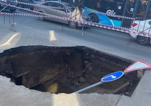 «Портал в метро»: в центре Омска провалился асфальт