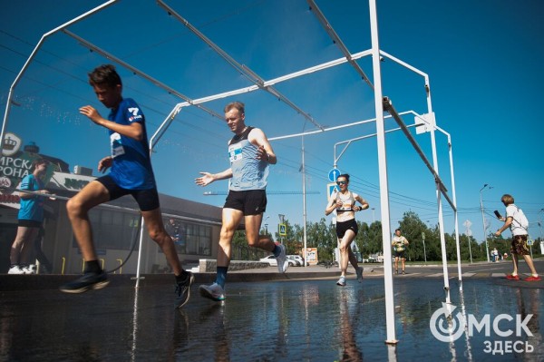 Уличные душевые, освежающие пластыри и бананы. Чем спасались от жары на "ЗаБеге"