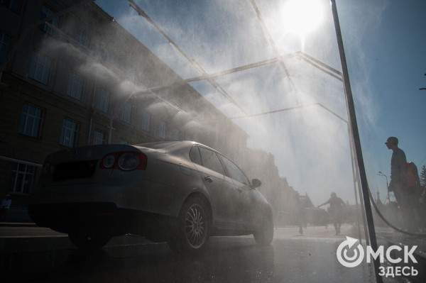 Уличные душевые, освежающие пластыри и бананы. Чем спасались от жары на "ЗаБеге"