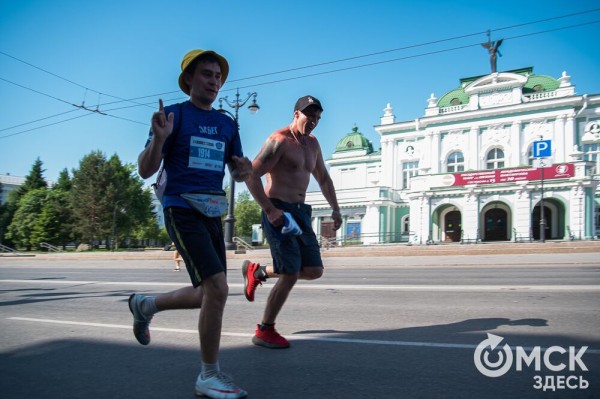 Уличные душевые, освежающие пластыри и бананы. Чем спасались от жары на "ЗаБеге"