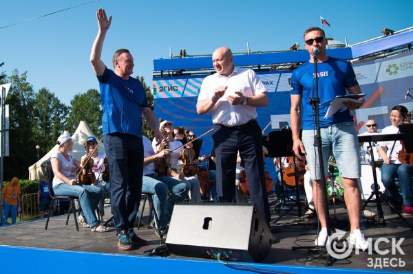 Уличные душевые, освежающие пластыри и бананы. Чем спасались от жары на "ЗаБеге"