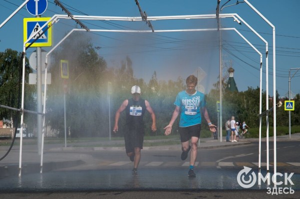 Уличные душевые, освежающие пластыри и бананы. Чем спасались от жары на "ЗаБеге"