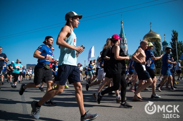 Уличные душевые, освежающие пластыри и бананы. Чем спасались от жары на "ЗаБеге"