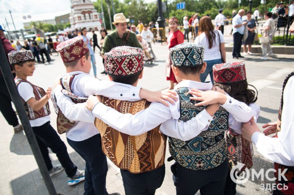 Гимн России в исполнении Дубцовой, парад национальностей и гастрономические изыски. Чем запомнится День России в Омске