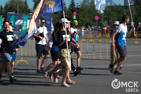 Уличные душевые, освежающие пластыри и бананы. Чем спасались от жары на "ЗаБеге"