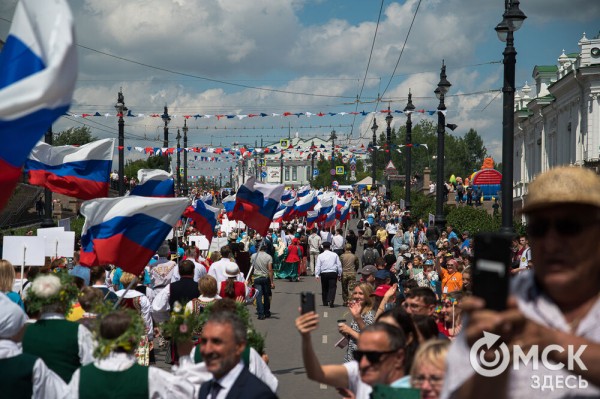 Гимн России в исполнении Дубцовой, парад национальностей и гастрономические изыски. Чем запомнится День России в Омске