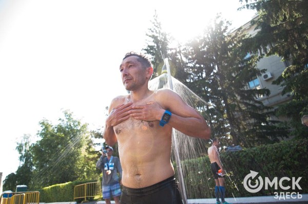 Уличные душевые, освежающие пластыри и бананы. Чем спасались от жары на "ЗаБеге"