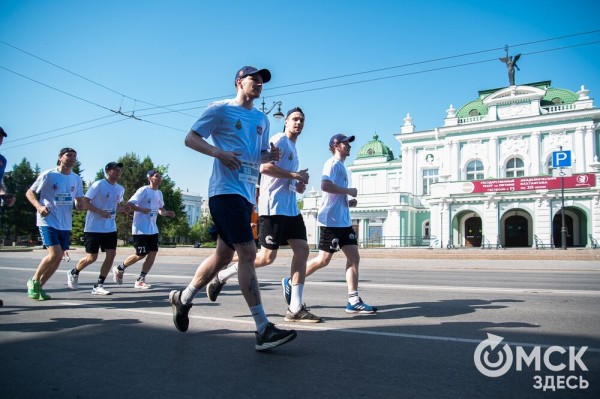 Уличные душевые, освежающие пластыри и бананы. Чем спасались от жары на "ЗаБеге"