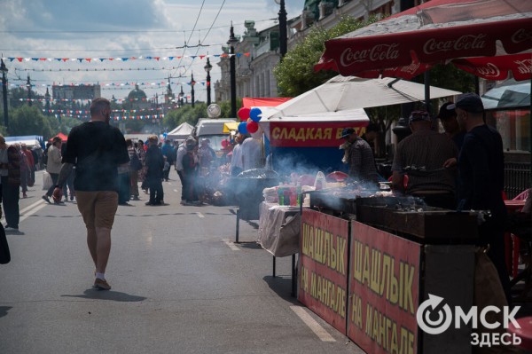 Гимн России в исполнении Дубцовой, парад национальностей и гастрономические изыски. Чем запомнится День России в Омске
