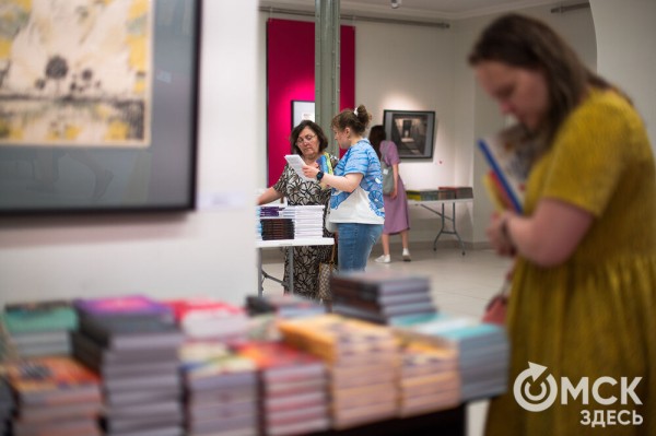 Да пребудет с тобой книга! В Омске проходит "гаражка" московского издательства