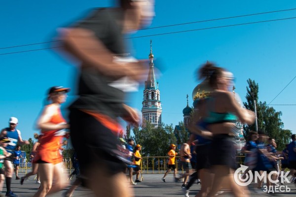 Уличные душевые, освежающие пластыри и бананы. Чем спасались от жары на "ЗаБеге"