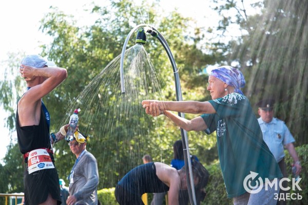 Уличные душевые, освежающие пластыри и бананы. Чем спасались от жары на "ЗаБеге"