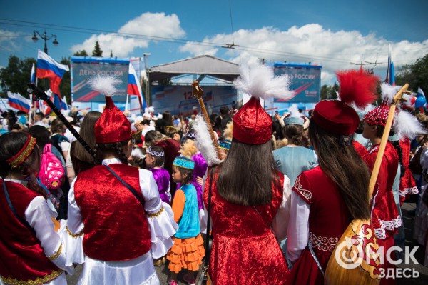 Гимн России в исполнении Дубцовой, парад национальностей и гастрономические изыски. Чем запомнится День России в Омске