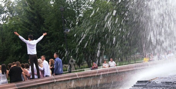 "Прикладываемся" к бутылке и отказываемся от супруга. 7 необычных способов пережить жару "Прикладываемся" к бутылке и отказываемся от супруга. 7 необычных способов пережить жару