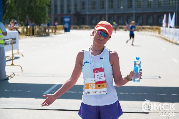 Уличные душевые, освежающие пластыри и бананы. Чем спасались от жары на "ЗаБеге"