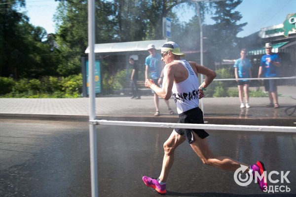 Уличные душевые, освежающие пластыри и бананы. Чем спасались от жары на "ЗаБеге"