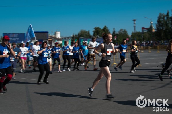 Уличные душевые, освежающие пластыри и бананы. Чем спасались от жары на "ЗаБеге"