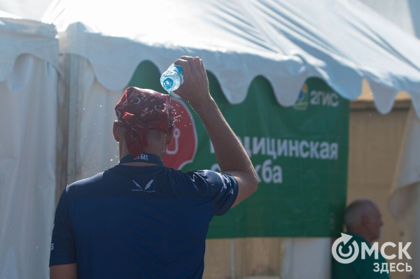 Уличные душевые, освежающие пластыри и бананы. Чем спасались от жары на "ЗаБеге"