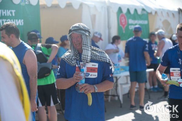 Уличные душевые, освежающие пластыри и бананы. Чем спасались от жары на "ЗаБеге"