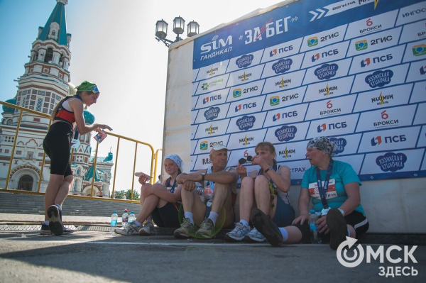 Уличные душевые, освежающие пластыри и бананы. Чем спасались от жары на "ЗаБеге"