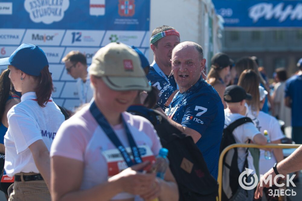 Уличные душевые, освежающие пластыри и бананы. Чем спасались от жары на "ЗаБеге"