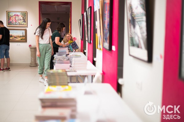 Да пребудет с тобой книга! В Омске проходит "гаражка" московского издательства