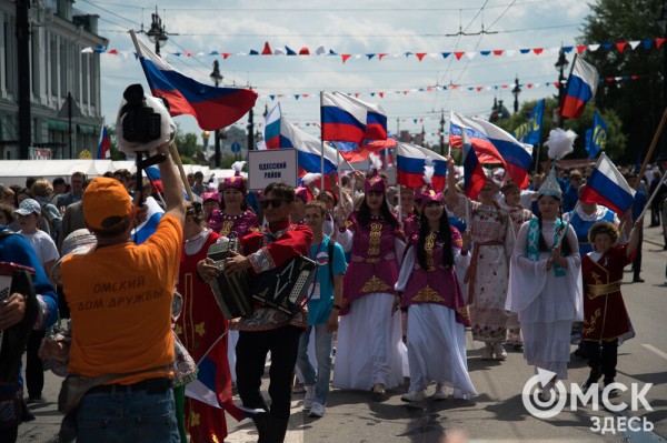 Гимн России в исполнении Дубцовой, парад национальностей и гастрономические изыски. Чем запомнится День России в Омске