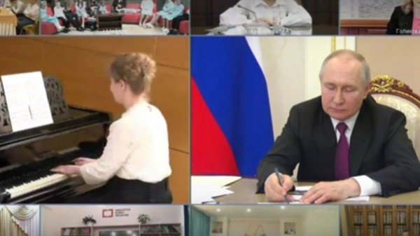 Семья из Новосибирска исполнила песню для Владимира Путина