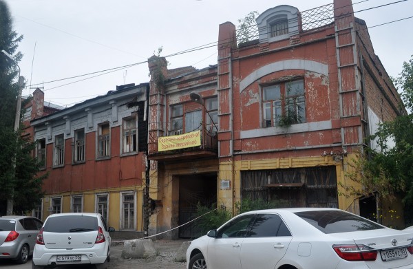 
									Департамент Махини провалил программу «аренды за 1 рубль»: в Омске разрушается дом Дворжецкого 