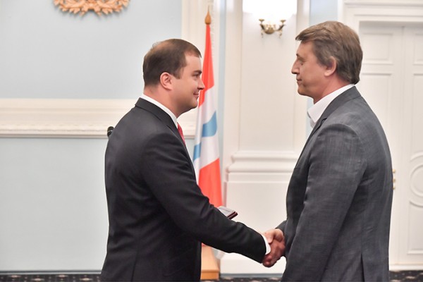 Хоценко поздравил гендиректора ОНПЗ с получением награды  
									Хоценко поздравил гендиректора ОНПЗ с получением награды