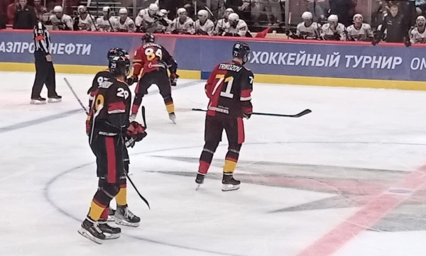 
									«Авангард» и «Омские Крылья» порадовали зрителей веселым хоккеем   [ФОТО]  