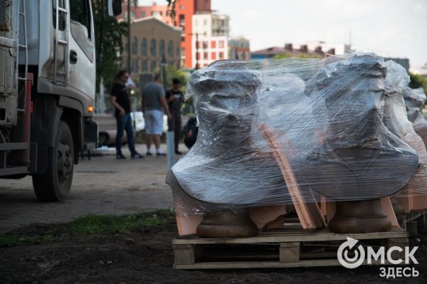 Бюсты прославленных омских спортсменов привезли на Аллею Олимпийских чемпионов