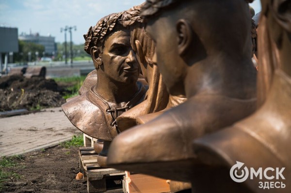 Бюсты прославленных омских спортсменов привезли на Аллею Олимпийских чемпионов