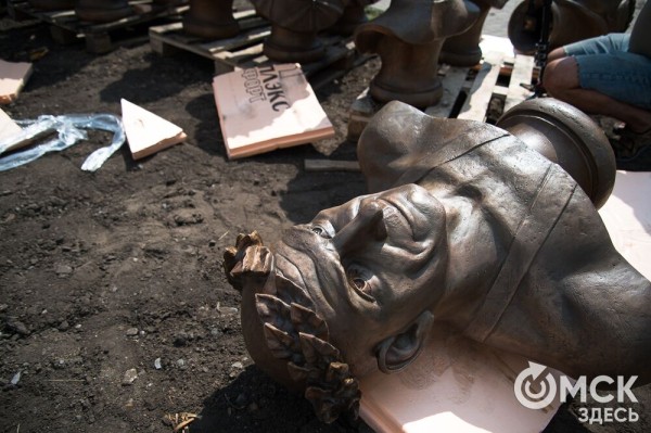 Бюсты прославленных омских спортсменов привезли на Аллею Олимпийских чемпионов