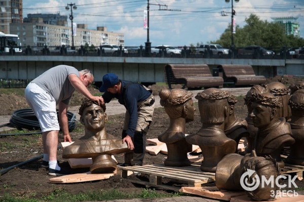 Бюсты прославленных омских спортсменов привезли на Аллею Олимпийских чемпионов
