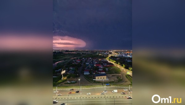 В Омске началась гроза, которую обещали со среды: фото и видео