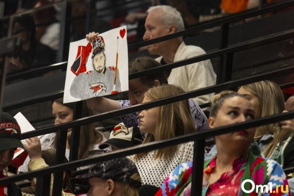 Новые игроки и детские плакаты: в Омске прошла открытая тренировка «Авангарда»