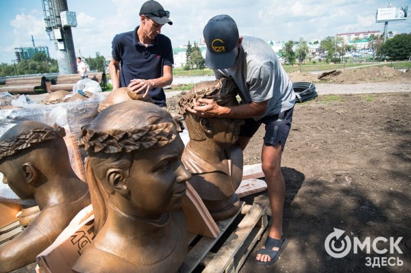 Бюсты прославленных омских спортсменов привезли на Аллею Олимпийских чемпионов