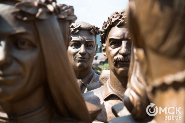 Бюсты прославленных омских спортсменов привезли на Аллею Олимпийских чемпионов