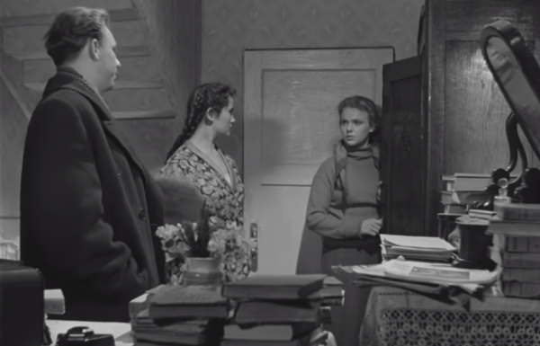 Срыв покровов и разбитые сердечки фанаток. Герои советского кино "сходили " на приём к психологу