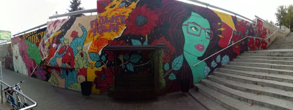 "Не мешай художнику творить!" Рассматриваем уютный психоделик в центре Омска